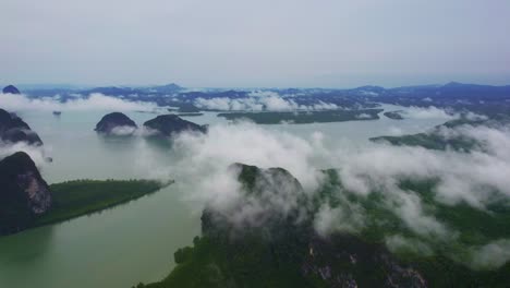 Vistas-Aéreas-Sobre-El-Paisaje-Nublado-De-La-Bahía-De-Phang-Nga-Con-Manglares-Y-Ríos,-Tailandia