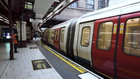 Un-Tren-De-La-Línea-Metropolitana-Sale-Desde-El-Andén-De-La-Estación-Baker-Street-En-Londres,-Inglaterra