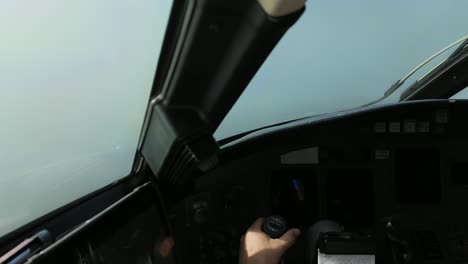 Piloten-POV-Steuert-Einen-Jet,-Der-über-Einige-Flauschige-Wolkenschichten-Fliegt