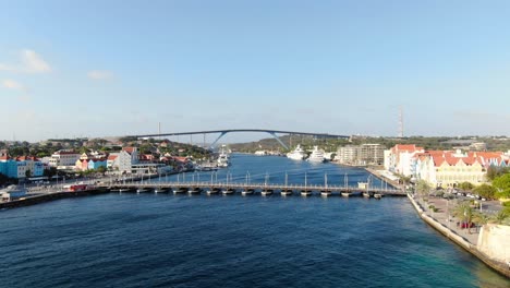 Instalación-Aérea-De-Los-Puentes-Dolly-De-La-Reina-Emma-Y-Juliana-En-Willemstad,-Curacao.