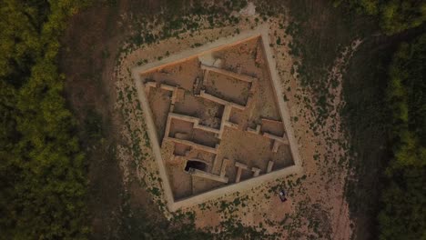 Vista-De-Pájaro-Maravillosa-Toma-Aérea-De-Las-Antiguas-Ruinas-Del-Centro-Académico-Histórico-En-Los-Sitios-Arqueológicos-De-Gundeshapur-Civilización-En-Irán-En-El-Medio-Este-Del-Campo-Agrícola-Tierra-Agrícola-En-Una-Zona-Rural-Dezful