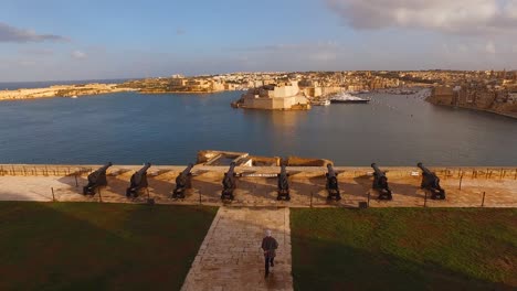 Museo-De-La-Guerra,-Gran-Puerto-En-La-Valeta,-Malta,-Vista-Desde-Los-Jardines-De-La-Barrakka-Superior-Inclinados-Hacia-Abajo,-Toma-De-Gran-Angular