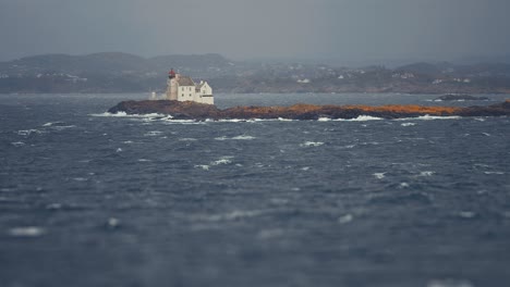 Ein-Leuchtturm-Und-Leuchtturmwärterhaus-Steht-Auf-Der-Einsamen-Insel-In-Der-Nähe-Der-Küste-Von-Kristiansand