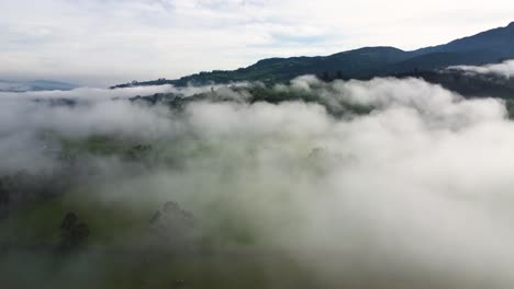 Filmischer-Drohnen-Luftclip-über-Dem-Nebligen-Berggipfel-Und-Den-Wolken-Der-Neblina-Region-In-Machachi,-Equador