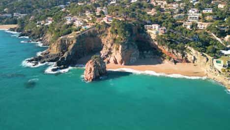Illa-Roja-Beeindruckende-Luftaufnahmen-Des-Strandes-Isla-Roja,-An-Der-Costa-Brava-Von-Girona,-Strand,-FKK-Naturisten,-Luftbilder-Von-Begur,-Ohne-Menschen