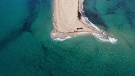 Luftaufnahme-Von-Oben-Auf-Die-Meereswellen,-Die-Auf-Den-Sandstrand-Von-Posidi-Mit-Kristallklarem-Wasser-Und-Sandiger-Küste-In-Griechenland-Treffen