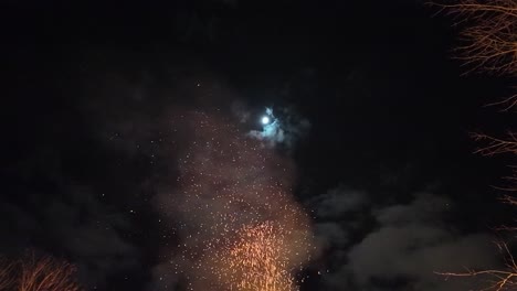 Mond-Und-Himmel-über-Einem-Großen-Feuer-Im-Freien