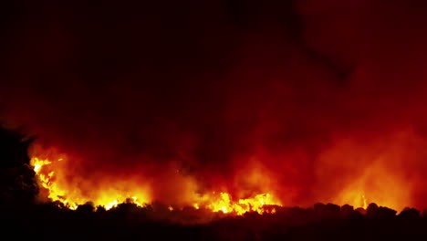 Zeitraffer-Zeigt-Die-Verheerende-Kraft-Eines-Waldbrandes,-Der-Die-Ganze-Nacht-Wütet