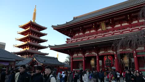 Gente-Caminando-Por-El-Santuario-Senso-ji-En-Asakusa-Durante-El-Invierno