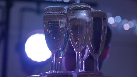 Turm-Aus-Gläsern,-Kellner-Füllt-Sie-Mit-Champagner-Bei-Hochzeitsfeier
