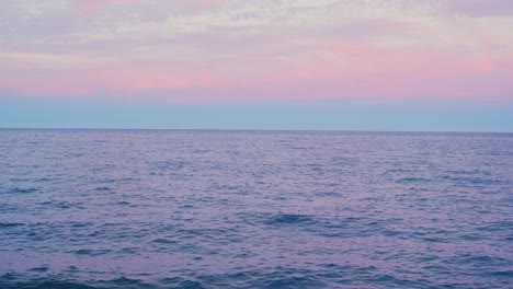 Violetter-Sonnenuntergangshimmel-Und-Felsige-Küste-Der-Insel-Teneriffa,-Ansicht-Nach-Oben-Kippen