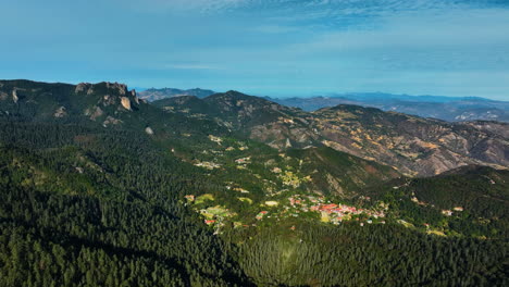 Panorama-Drohnenaufnahme-Des-El-Chico-Nationalparks-Im-Sonnigen-Hidalgo,-Mexiko