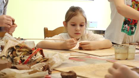 Los-Niños-Aprenden-Manualidades-En-La-Escuela.-Lección-De-Artesanía-Escolar