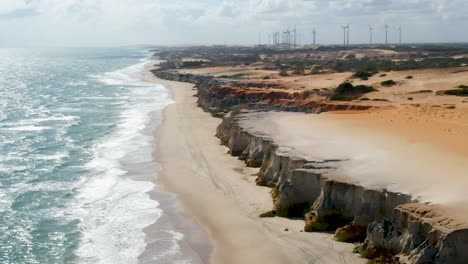Luftaufnahme-Der-Klippen-Von-Morro-Branco-Und-Der-Windenergie,-Ceara,-Brasilien