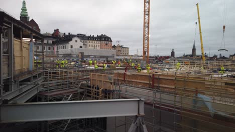 Arbeiter-Bewegen-Sich-Auf-Der-Großen-Baustelle-Am-Slussen-In-Stockholm