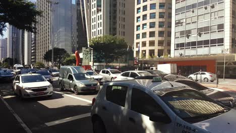 Busy-everyday-traffic-on-Paulista-Avenue,-Sao-Paulo,-Brazil