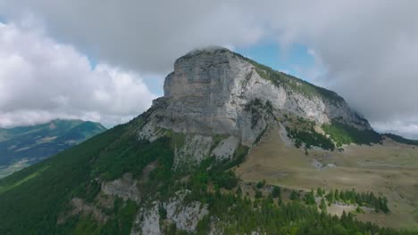 Kreisförmige-Aufnahme-Eines-Sich-Nähernden-Berges-Mit-Kieferntal-Und-Wolken,-Mount-Granier
