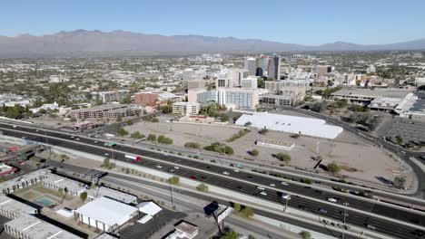 Interestatal-10-Y-Tuscon,-Horizonte-De-Arizona-Con-Video-De-Drones-Moviéndose-En-Círculo