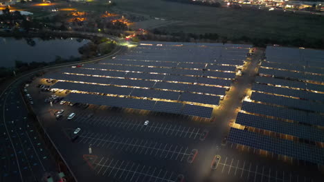 POV-Aéreo-Del-Estacionamiento-De-Una-Granja-Solar-Con-Energía-Renovable