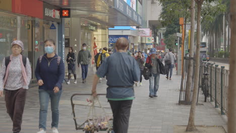 Menschen-Gehen-Auf-Der-Straße-In-Hongkong,-Manche-Tragen-Gesichtsmasken