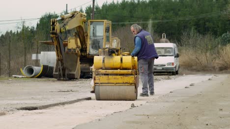 Trabajador-De-Mediana-Edad,-Mini-Compactador-Compactador-Manual-Masculino