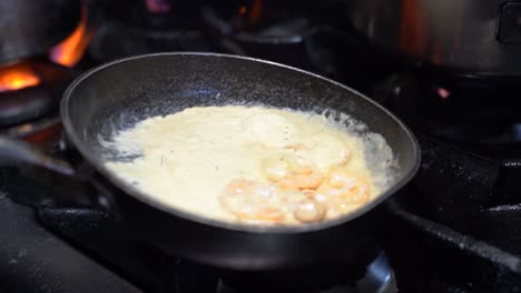 Cocinar-Camarones-Con-Crema-Agria-En-Una-Sartén-A-Cámara-Lenta