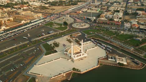 Amplia-Vista-Aérea-De-La-Mezquita-Hassan-Enany-Cerca-De-La-Orilla-Del-Mar-Al-Atardecer