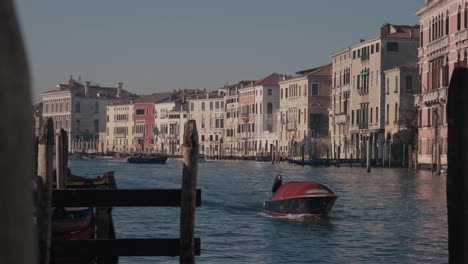 Ruhiger-Morgen-Am-Canale-Grande,-Venezianische-Gelassenheit,-Italien