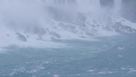 Nebel-Steigt-Langsam-Vom-Fuß-Der-Amerikanischen-Seite-Der-Niagarafälle-Auf,-An-Einem-Trüben-Tag
