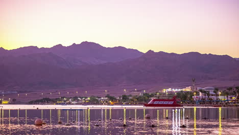 Complejo-Turístico-De-Playa-En-Dahab-Con-Barco,-Restaurantes