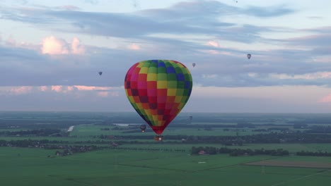 Luftaufnahme-Eines-Farbenfrohen-Heißluftballons,-Der-über-Einer-Wiese-Fliegt,-Niederlande