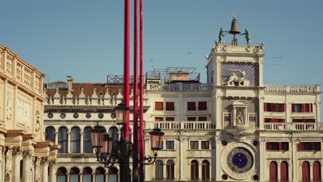 Vista-De-La-Torre-Del-Reloj,-Uno-De-Los-Monumentos-Arquitectónicos-Más-Famosos-De-Venecia-Con-Su-Reloj-Astronómico-Sobre-San