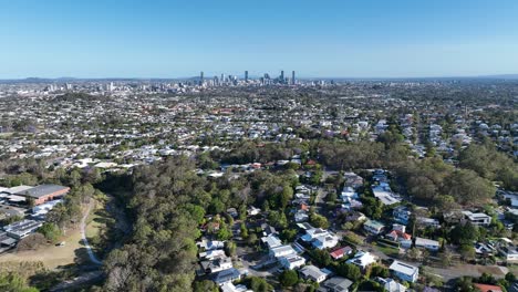 Establishing-drone-shot-of-Brisbane-City,-Grange-and-Lutwyche