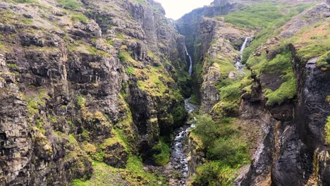 Glymur-Wasserfall-Canyon-Landschaft-Mit-Tauben-Fliegen-Darüber