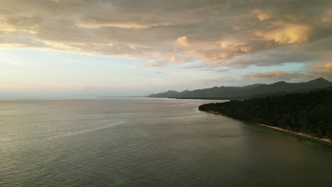 Mamangal-Beach-Resort-Bei-Sonnenuntergang-Mit-Ruhigem-Meer-Und-üppigem-Wald,-Virac,-Catanduanes,-Luftaufnahme