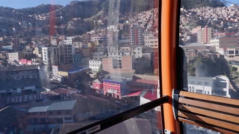 POV-Desde-El-Interior-Del-Teleférico-Sobre-El-Horizonte-De-La-Paz,-Bolivia