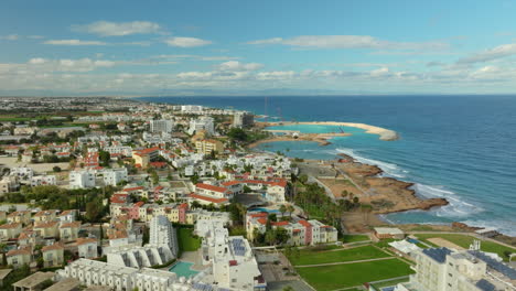 Perspectiva-Aérea-Una-Vista-Panorámica-De-Pernera,-Una-Zona-Costera-En-Chipre