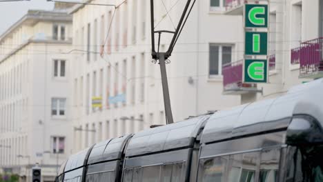 Zeitlupenszene-Einer-Straßenbahn-In-Frankreich-In-Bewegung