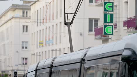 Escena-En-Cámara-Lenta-De-Un-Tranvía-En-Francia-En-Movimiento