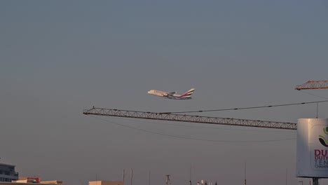 Ein-Flug-Der-Fluggesellschaft-Emirates-Beginnt-Seine-Reise-Nach-Dem-Abheben-Vom-Internationalen-Flughafen-Dubai,-Vereinigte-Arabische-Emirate,-Und-Steigt-Auf-Dem-Weg-Zu-Seinem-Ziel-In-Den-Himmel-Auf