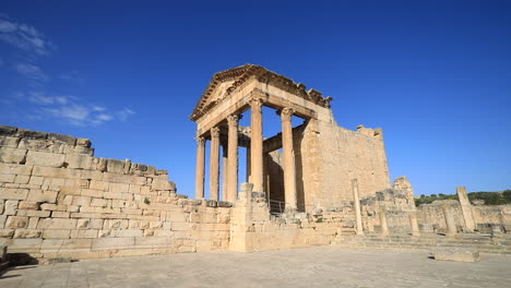 Antiguas-Ruinas-Romanas-En-Dougga-Bajo-Un-Cielo-Azul-Claro,-Plano-Amplio