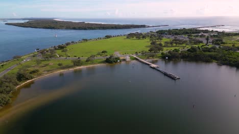 Vistas-Aéreas-De-Izquierda-A-Derecha-Sobre-Broadwater-Y-Espacios-Verdes-En-El-Asador-En-La-Costa-Dorada,-Australia