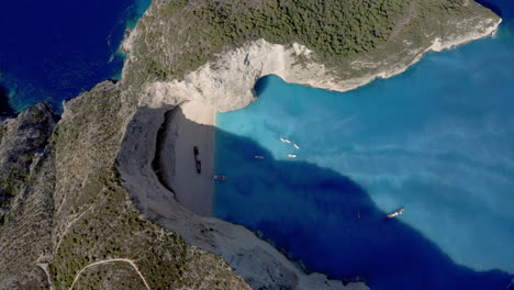 Aéreo:-Toma-De-Arriba-Hacia-Abajo-De-La-Playa-De-Navagio-En-Zakynthos,-Grecia