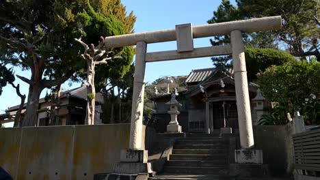 Típica-Puerta-Torii-Japonesa-Con-Santuario,-Tiro-Cerrado