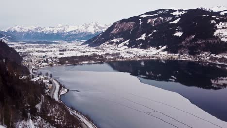 Luftaufnahme-Von-Zell-Am-See,-Österreich,-Schneebedecktes-Dorf,-Kreispfanne,-Tag