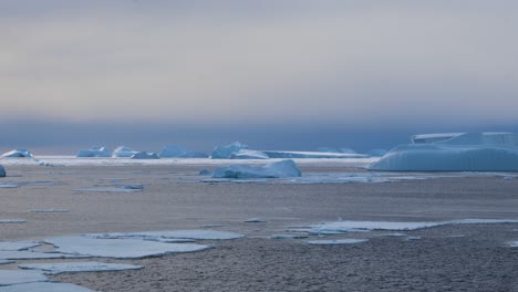 Icebergs,-Hielo-Marino-Y-Océano-En-La-Antártida.