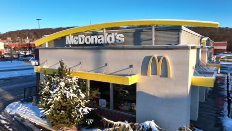 Restaurante-De-Comida-Rápida-McDonald&#39;s-En-Un-Suburbio-Americano-En-Un-Día-Nevado