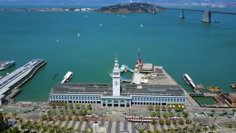 Disparo-De-Dron-Con-Vistas-Al-Edificio-Del-Ferry,-En-El-Soleado-Embarcadero,-San-Francisco