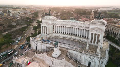 Increíble-Vista-Aérea-En-órbita-Sobre-El-Monumento-A-Víctor-Emmanuel-II.