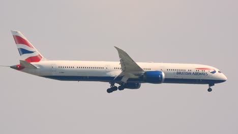 Avión-De-British-Airways-Volando-A-Baja-Altura,-Siga-La-Vista.